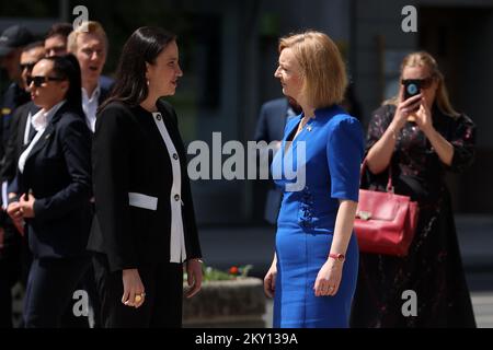 Benjamina Karic Bürgermeisterin von Sarajevo und Elizabeth Truss britische Staatssekretärin für Auswärtige Angelegenheiten, Commonwealth- und Entwicklungsangelegenheiten und Ministerin für Frauen und Gleichstellungsfragen werden am 26. Mai 2022 im Sarajevo Memorial for Children Kilted during Siege in Sarajevo, Bosnien und Herzegowina, gesehen. Foto: Armin Durgut/PIXSELL Stockfoto