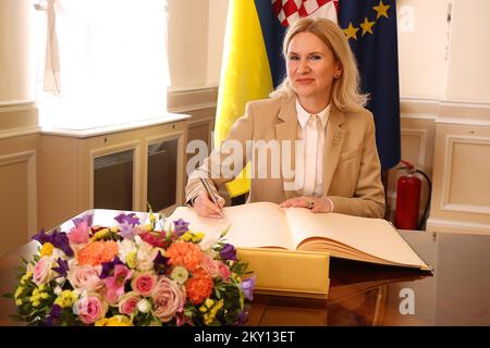 Die Vizepräsidentin des ukrainischen Parlaments Olena Kondratiuk unterzeichnet das Goldene Buch in Banski dvori während ihres Besuchs in Zagreb, Kroatien am 26. Mai 2022. Die Mitglieder des Ausschusses für Außenpolitik und des Ausschusses für europäische Angelegenheiten trafen sich gemeinsam mit der Vizepräsidentin des ukrainischen Parlaments Olena Kondratiuk. Foto: Goran Stanzl/PIXSELL Stockfoto