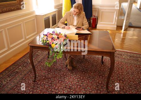 Die Vizepräsidentin des ukrainischen Parlaments Olena Kondratiuk unterzeichnet das Goldene Buch in Banski dvori während ihres Besuchs in Zagreb, Kroatien am 26. Mai 2022. Die Mitglieder des Ausschusses für Außenpolitik und des Ausschusses für europäische Angelegenheiten trafen sich gemeinsam mit der Vizepräsidentin des ukrainischen Parlaments Olena Kondratiuk. Foto: Goran Stanzl/PIXSELL Stockfoto