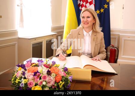 Die Vizepräsidentin des ukrainischen Parlaments Olena Kondratiuk unterzeichnet das Goldene Buch in Banski dvori während ihres Besuchs in Zagreb, Kroatien am 26. Mai 2022. Die Mitglieder des Ausschusses für Außenpolitik und des Ausschusses für europäische Angelegenheiten trafen sich gemeinsam mit der Vizepräsidentin des ukrainischen Parlaments Olena Kondratiuk. Foto: Goran Stanzl/PIXSELL Stockfoto