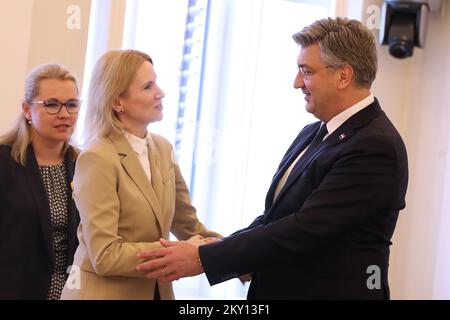 Olena Kondratiuk, Vizepräsidentin des Parlaments in der Ukraine, begrüßt den kroatischen Premierminister Andrej Plenkovic am 26. Mai 2022 in Zagreb, Kroatien. Die Mitglieder des Ausschusses für Außenpolitik und des Ausschusses für europäische Angelegenheiten trafen sich gemeinsam mit der Vizepräsidentin des ukrainischen Parlaments Olena Kondratiuk. Foto: Goran Stanzl/PIXSELL Stockfoto