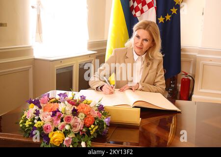 Die Vizepräsidentin des ukrainischen Parlaments Olena Kondratiuk unterzeichnet das Goldene Buch in Banski dvori während ihres Besuchs in Zagreb, Kroatien am 26. Mai 2022. Die Mitglieder des Ausschusses für Außenpolitik und des Ausschusses für europäische Angelegenheiten trafen sich gemeinsam mit der Vizepräsidentin des ukrainischen Parlaments Olena Kondratiuk. Foto: Goran Stanzl/PIXSELL Stockfoto