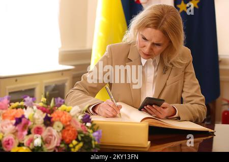 Die Vizepräsidentin des ukrainischen Parlaments Olena Kondratiuk unterzeichnet das Goldene Buch in Banski dvori während ihres Besuchs in Zagreb, Kroatien am 26. Mai 2022. Die Mitglieder des Ausschusses für Außenpolitik und des Ausschusses für europäische Angelegenheiten trafen sich gemeinsam mit der Vizepräsidentin des ukrainischen Parlaments Olena Kondratiuk. Foto: Goran Stanzl/PIXSELL Stockfoto