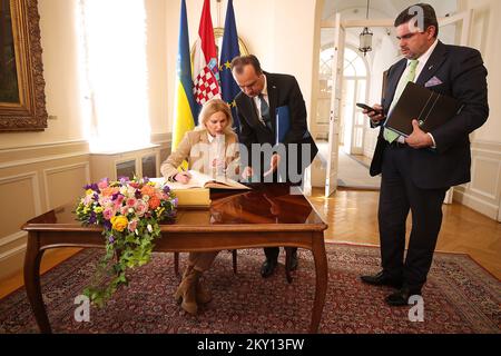 Die Vizepräsidentin des ukrainischen Parlaments Olena Kondratiuk unterzeichnet das Goldene Buch in Banski dvori während ihres Besuchs in Zagreb, Kroatien am 26. Mai 2022. Die Mitglieder des Ausschusses für Außenpolitik und des Ausschusses für europäische Angelegenheiten trafen sich gemeinsam mit der Vizepräsidentin des ukrainischen Parlaments Olena Kondratiuk. Foto: Goran Stanzl/PIXSELL Stockfoto