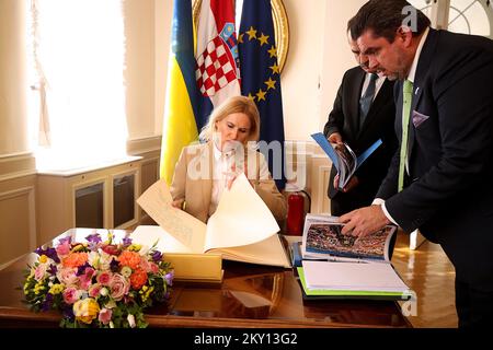 Die Vizepräsidentin des ukrainischen Parlaments Olena Kondratiuk unterzeichnet das Goldene Buch in Banski dvori während ihres Besuchs in Zagreb, Kroatien am 26. Mai 2022. Die Mitglieder des Ausschusses für Außenpolitik und des Ausschusses für europäische Angelegenheiten trafen sich gemeinsam mit der Vizepräsidentin des ukrainischen Parlaments Olena Kondratiuk. Foto: Goran Stanzl/PIXSELL Stockfoto