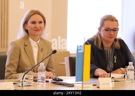 Die Vizepräsidentin des Parlaments der Ukraine Olena Kondratiuk in Banski dvori während der gemeinsamen Sitzung am 26. Mai 2022 in Zagreb, Kroatien. Die Mitglieder des Ausschusses für Außenpolitik und des Ausschusses für europäische Angelegenheiten trafen sich gemeinsam mit der Vizepräsidentin des ukrainischen Parlaments Olena Kondratiuk. Foto: Goran Stanzl/PIXSELL Stockfoto