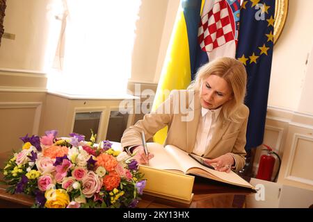 Die Vizepräsidentin des ukrainischen Parlaments Olena Kondratiuk unterzeichnet das Goldene Buch in Banski dvori während ihres Besuchs in Zagreb, Kroatien am 26. Mai 2022. Die Mitglieder des Ausschusses für Außenpolitik und des Ausschusses für europäische Angelegenheiten trafen sich gemeinsam mit der Vizepräsidentin des ukrainischen Parlaments Olena Kondratiuk. Foto: Goran Stanzl/PIXSELL Stockfoto