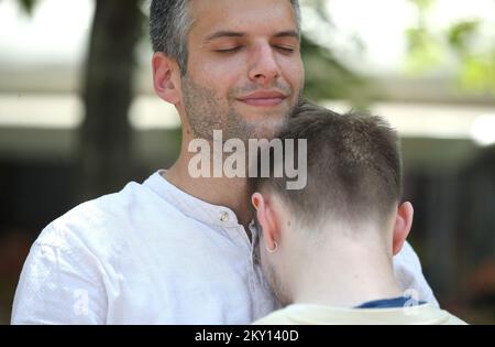 Das Foto zeigt zwei Menschen, die sich umarmen, als Teil von Igor Zenzerovics Darbietung über die Umarmungsstudie, in Zagreb, Kroatien am 27. Mai 2022. Zenzerovic wird 24 Stunden lang mit dem Darsteller Bojan Ban in Umarmung sein. Die Umarmung begann heute um 12:00 Uhr und sollte bis morgen um die gleiche Zeit andauern. Foto: Sanjin Strukic/PIXSELL Stockfoto