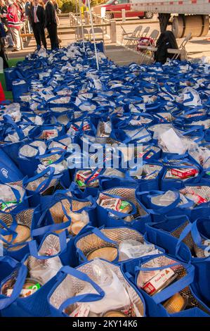 Loews Eisenwarenladen vertreibt truthahnmahlzeiten an Superstorm S. New Jersey Hurricane Sandy. Fotos zu Katastrophen- und Notfallmanagementprogrammen, Aktivitäten und Beamten Stockfoto