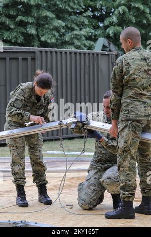 Soldaten der kroatischen Streitkräfte bereiten sich anlässlich des Tages der kroatischen Streitkräfte am 29. Mai 2022 in Zagreb, Kroatien, auf eine öffentliche Show am Jarun-See vor. Foto: Tomislav Miletic/PIXSELL Stockfoto