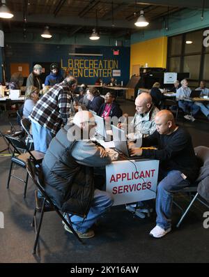 Long Beach, New York, 23. November 2012 Survivors of Hurricane Sandy beantragen Unterstützung beim FEMA Disaster Recovery Center. Die FEMA arbeitet mit verschiedenen Partnern zusammen, darunter Bundes-, Landes-, Kommunal- und Stammesregierungen, ehrenamtliche religiöse und kommunale Organisationen sowie der Privatsektor, um die vom Hurrikan Sandy betroffenen Bewohner zu unterstützen. Chris Kleponis/FEMA. New York Hurrikan Sandy. Fotos zu Katastrophen- und Notfallmanagementprogrammen, Aktivitäten und Beamten Stockfoto