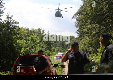 Der Hubschrauber hat Teile des kleinen abgestürzten Flugzeugs, in dem 4 Menschen getötet wurden, in der Nähe von Brocanac, Zentralkroatien, am 1. Juni 2022 herausgezogen. Die Aktion, die Teile mit dem Hubschrauber herauszuholen, dauerte eine Stunde, und Feuerwehrleute, die Armee und die Polizei nahmen daran Teil. Das Flugzeug verschwand am Sonntag nach dem Abflug vom Hafen der Adria von Split nach Deutschland. Lokale Medien berichteten, dass das Wetter in der Gegend schlecht war und dass der Pilot vor dem Absturz einen Hilferuf schickte.das Flugzeug stürzte in einer Bergregion ab und seine Trümmer wurden im Dorf Brocanac gefunden. Foto: Kristina Stedul Fabac Stockfoto