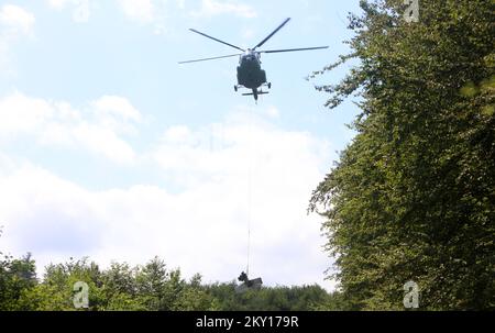 Der Hubschrauber hat Teile des kleinen abgestürzten Flugzeugs, in dem 4 Menschen getötet wurden, in der Nähe von Brocanac, Zentralkroatien, am 1. Juni 2022 herausgezogen. Die Aktion, die Teile mit dem Hubschrauber herauszuholen, dauerte eine Stunde, und Feuerwehrleute, die Armee und die Polizei nahmen daran Teil. Das Flugzeug verschwand am Sonntag nach dem Abflug vom Hafen der Adria von Split nach Deutschland. Lokale Medien berichteten, dass das Wetter in der Gegend schlecht war und dass der Pilot vor dem Absturz einen Hilferuf schickte.das Flugzeug stürzte in einer Bergregion ab und seine Trümmer wurden im Dorf Brocanac gefunden. Foto: Kristina Stedul Fabac Stockfoto