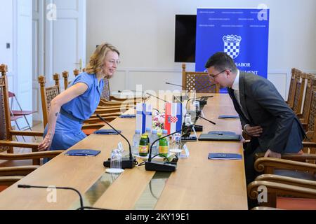 Der finnische Minister Tytti Tuppurainen traf sich am 4. Juni 2022 in Zagreb zu Gesprächen mit der kroatischen Staatssekretärin für Europa, Andreja Metelko-Zgombic, und dem Vorsitzenden des Ausschusses für europäische Angelegenheiten des kroatischen Parlaments, Domagoj Hajdukovic, zusammen. Auf der Tagesordnung des Besuchs standen u.a. der von Russland ausgelöste Krieg und die Unterstützung der Ukraine, die Erweiterungsperspektiven der EU auf dem westlichen Balkan, der Prozess der NATO-Mitgliedschaft Finlandâ€ und der Beitritt Croatiaâ€€€ zum Schengen-Raum und die Einführung des Euro. Foto: Davor Puklavec/PIXSELL Stockfoto