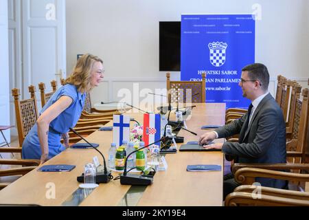 Der finnische Minister Tytti Tuppurainen traf sich am 4. Juni 2022 in Zagreb zu Gesprächen mit der kroatischen Staatssekretärin für Europa, Andreja Metelko-Zgombic, und dem Vorsitzenden des Ausschusses für europäische Angelegenheiten des kroatischen Parlaments, Domagoj Hajdukovic, zusammen. Auf der Tagesordnung des Besuchs standen u.a. der von Russland ausgelöste Krieg und die Unterstützung der Ukraine, die Erweiterungsperspektiven der EU auf dem westlichen Balkan, der Prozess der NATO-Mitgliedschaft Finlandâ€ und der Beitritt Croatiaâ€€€ zum Schengen-Raum und die Einführung des Euro. Foto: Davor Puklavec/PIXSELL Stockfoto