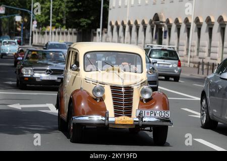 Die traditionelle Opatija Rally, die vom Liburnia Classic Oldtimer Rally Club organisiert wurde, fand am 4. Juni 2022 in Rijek statt. Nach einer zweijährigen Pause aufgrund der Pandemie fuhren historische Fahrzeuge von Opatija durch das Zentrum von Rijeka nach Vinodol, ihrem letzten Halt. Diese Veranstaltung zieht viel Aufmerksamkeit bei Besuchern auf sich, die die Gelegenheit haben, Luxusautos zu sehen, die trotz ihrer jahrzehntelangen Langlebigkeit und dank der Bemühungen ihrer Besitzer immer noch wie neu aussehen. Foto: Goran Kovacic/PIXSELL Stockfoto