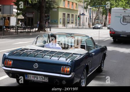 Die traditionelle Opatija Rally, die vom Liburnia Classic Oldtimer Rally Club organisiert wurde, fand am 4. Juni 2022 in Rijek statt. Nach einer zweijährigen Pause aufgrund der Pandemie fuhren historische Fahrzeuge von Opatija durch das Zentrum von Rijeka nach Vinodol, ihrem letzten Halt. Diese Veranstaltung zieht viel Aufmerksamkeit bei Besuchern auf sich, die die Gelegenheit haben, Luxusautos zu sehen, die trotz ihrer jahrzehntelangen Langlebigkeit und dank der Bemühungen ihrer Besitzer immer noch wie neu aussehen. Foto: Goran Kovacic/PIXSELL Stockfoto