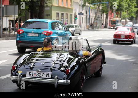 Die traditionelle Opatija Rally, die vom Liburnia Classic Oldtimer Rally Club organisiert wurde, fand am 4. Juni 2022 in Rijek statt. Nach einer zweijährigen Pause aufgrund der Pandemie fuhren historische Fahrzeuge von Opatija durch das Zentrum von Rijeka nach Vinodol, ihrem letzten Halt. Diese Veranstaltung zieht viel Aufmerksamkeit bei Besuchern auf sich, die die Gelegenheit haben, Luxusautos zu sehen, die trotz ihrer jahrzehntelangen Langlebigkeit und dank der Bemühungen ihrer Besitzer immer noch wie neu aussehen. Foto: Goran Kovacic/PIXSELL Stockfoto