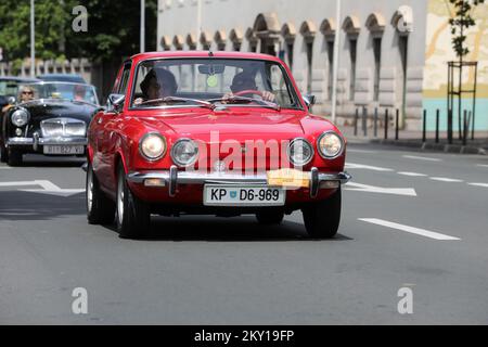 Die traditionelle Opatija Rally, die vom Liburnia Classic Oldtimer Rally Club organisiert wurde, fand am 4. Juni 2022 in Rijek statt. Nach einer zweijährigen Pause aufgrund der Pandemie fuhren historische Fahrzeuge von Opatija durch das Zentrum von Rijeka nach Vinodol, ihrem letzten Halt. Diese Veranstaltung zieht viel Aufmerksamkeit bei Besuchern auf sich, die die Gelegenheit haben, Luxusautos zu sehen, die trotz ihrer jahrzehntelangen Langlebigkeit und dank der Bemühungen ihrer Besitzer immer noch wie neu aussehen. Foto: Goran Kovacic/PIXSELL Stockfoto