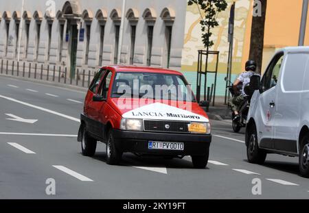 Die traditionelle Opatija Rally, die vom Liburnia Classic Oldtimer Rally Club organisiert wurde, fand am 4. Juni 2022 in Rijek statt. Nach einer zweijährigen Pause aufgrund der Pandemie fuhren historische Fahrzeuge von Opatija durch das Zentrum von Rijeka nach Vinodol, ihrem letzten Halt. Diese Veranstaltung zieht viel Aufmerksamkeit bei Besuchern auf sich, die die Gelegenheit haben, Luxusautos zu sehen, die trotz ihrer jahrzehntelangen Langlebigkeit und dank der Bemühungen ihrer Besitzer immer noch wie neu aussehen. Foto: Goran Kovacic/PIXSELL Stockfoto