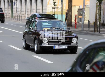 Die traditionelle Opatija Rally, die vom Liburnia Classic Oldtimer Rally Club organisiert wurde, fand am 4. Juni 2022 in Rijek statt. Nach einer zweijährigen Pause aufgrund der Pandemie fuhren historische Fahrzeuge von Opatija durch das Zentrum von Rijeka nach Vinodol, ihrem letzten Halt. Diese Veranstaltung zieht viel Aufmerksamkeit bei Besuchern auf sich, die die Gelegenheit haben, Luxusautos zu sehen, die trotz ihrer jahrzehntelangen Langlebigkeit und dank der Bemühungen ihrer Besitzer immer noch wie neu aussehen. Foto: Goran Kovacic/PIXSELL Stockfoto