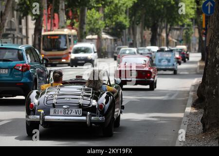 Die traditionelle Opatija Rally, die vom Liburnia Classic Oldtimer Rally Club organisiert wurde, fand am 4. Juni 2022 in Rijek statt. Nach einer zweijährigen Pause aufgrund der Pandemie fuhren historische Fahrzeuge von Opatija durch das Zentrum von Rijeka nach Vinodol, ihrem letzten Halt. Diese Veranstaltung zieht viel Aufmerksamkeit bei Besuchern auf sich, die die Gelegenheit haben, Luxusautos zu sehen, die trotz ihrer jahrzehntelangen Langlebigkeit und dank der Bemühungen ihrer Besitzer immer noch wie neu aussehen. Foto: Goran Kovacic/PIXSELL Stockfoto