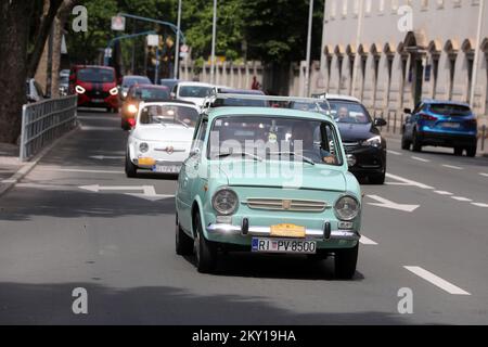 Die traditionelle Opatija Rally, die vom Liburnia Classic Oldtimer Rally Club organisiert wurde, fand am 4. Juni 2022 in Rijek statt. Nach einer zweijährigen Pause aufgrund der Pandemie fuhren historische Fahrzeuge von Opatija durch das Zentrum von Rijeka nach Vinodol, ihrem letzten Halt. Diese Veranstaltung zieht viel Aufmerksamkeit bei Besuchern auf sich, die die Gelegenheit haben, Luxusautos zu sehen, die trotz ihrer jahrzehntelangen Langlebigkeit und dank der Bemühungen ihrer Besitzer immer noch wie neu aussehen. Foto: Goran Kovacic/PIXSELL Stockfoto