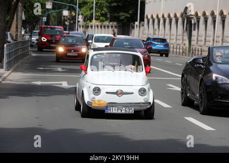 Die traditionelle Opatija Rally, die vom Liburnia Classic Oldtimer Rally Club organisiert wurde, fand am 4. Juni 2022 in Rijek statt. Nach einer zweijährigen Pause aufgrund der Pandemie fuhren historische Fahrzeuge von Opatija durch das Zentrum von Rijeka nach Vinodol, ihrem letzten Halt. Diese Veranstaltung zieht viel Aufmerksamkeit bei Besuchern auf sich, die die Gelegenheit haben, Luxusautos zu sehen, die trotz ihrer jahrzehntelangen Langlebigkeit und dank der Bemühungen ihrer Besitzer immer noch wie neu aussehen. Foto: Goran Kovacic/PIXSELL Stockfoto