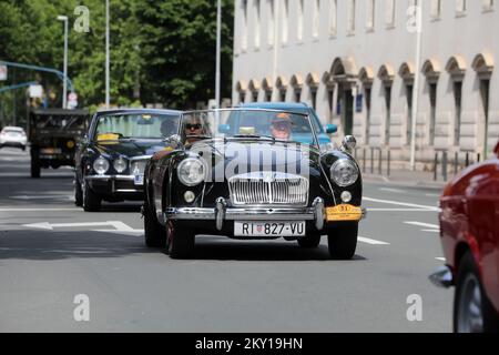 Die traditionelle Opatija Rally, die vom Liburnia Classic Oldtimer Rally Club organisiert wurde, fand am 4. Juni 2022 in Rijek statt. Nach einer zweijährigen Pause aufgrund der Pandemie fuhren historische Fahrzeuge von Opatija durch das Zentrum von Rijeka nach Vinodol, ihrem letzten Halt. Diese Veranstaltung zieht viel Aufmerksamkeit bei Besuchern auf sich, die die Gelegenheit haben, Luxusautos zu sehen, die trotz ihrer jahrzehntelangen Langlebigkeit und dank der Bemühungen ihrer Besitzer immer noch wie neu aussehen. Foto: Goran Kovacic/PIXSELL Stockfoto