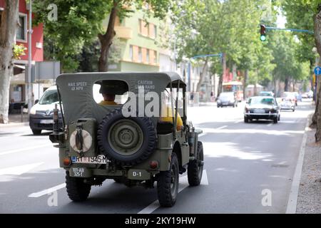 Die traditionelle Opatija Rally, die vom Liburnia Classic Oldtimer Rally Club organisiert wurde, fand am 4. Juni 2022 in Rijek statt. Nach einer zweijährigen Pause aufgrund der Pandemie fuhren historische Fahrzeuge von Opatija durch das Zentrum von Rijeka nach Vinodol, ihrem letzten Halt. Diese Veranstaltung zieht viel Aufmerksamkeit bei Besuchern auf sich, die die Gelegenheit haben, Luxusautos zu sehen, die trotz ihrer jahrzehntelangen Langlebigkeit und dank der Bemühungen ihrer Besitzer immer noch wie neu aussehen. Foto: Goran Kovacic/PIXSELL Stockfoto