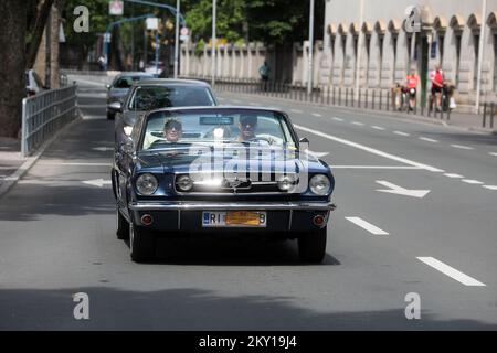 Die traditionelle Opatija Rally, die vom Liburnia Classic Oldtimer Rally Club organisiert wurde, fand am 4. Juni 2022 in Rijek statt. Nach einer zweijährigen Pause aufgrund der Pandemie fuhren historische Fahrzeuge von Opatija durch das Zentrum von Rijeka nach Vinodol, ihrem letzten Halt. Diese Veranstaltung zieht viel Aufmerksamkeit bei Besuchern auf sich, die die Gelegenheit haben, Luxusautos zu sehen, die trotz ihrer jahrzehntelangen Langlebigkeit und dank der Bemühungen ihrer Besitzer immer noch wie neu aussehen. Foto: Goran Kovacic/PIXSELL Stockfoto