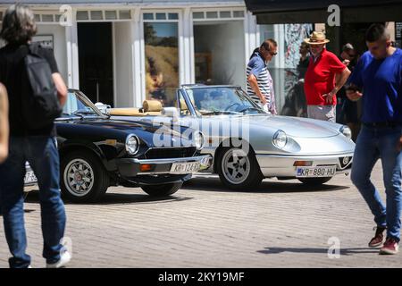 Am 4. Juni 2022 fand in Zagreb auf dem Europaplatz eine Oldtimer-Show statt. Zu Ehren des 110.. Jahrestags des Zagreb-Varazdin-Rennens organisierte der Oldtimer-Club Zagreb diese Ausstellung. Besucher hatten die Gelegenheit, ein Rennen der Alten auf den Straßen von Zagreb zu sehen. Foto: Zeljko Hladika/PIXSELL Stockfoto