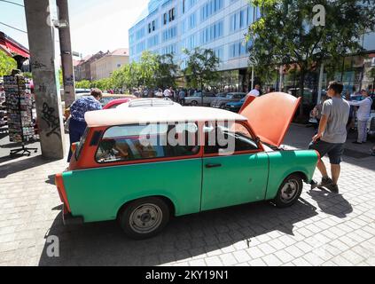 Am 4. Juni 2022 fand in Zagreb auf dem Europaplatz eine Oldtimer-Show statt. Zu Ehren des 110.. Jahrestags des Zagreb-Varazdin-Rennens organisierte der Oldtimer-Club Zagreb diese Ausstellung. Besucher hatten die Gelegenheit, ein Rennen der Alten auf den Straßen von Zagreb zu sehen. Foto: Zeljko Hladika/PIXSELL Stockfoto