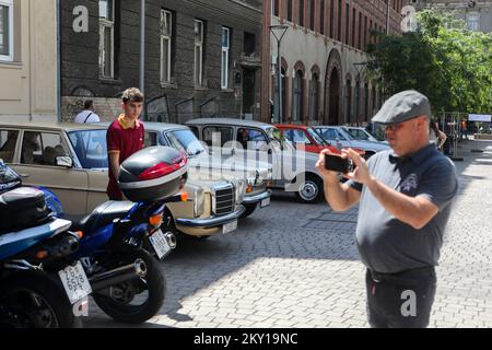 Am 4. Juni 2022 fand in Zagreb auf dem Europaplatz eine Oldtimer-Show statt. Zu Ehren des 110.. Jahrestags des Zagreb-Varazdin-Rennens organisierte der Oldtimer-Club Zagreb diese Ausstellung. Besucher hatten die Gelegenheit, ein Rennen der Alten auf den Straßen von Zagreb zu sehen. Foto: Zeljko Hladika/PIXSELL Stockfoto