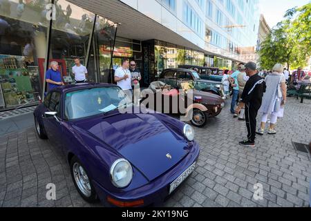 Am 4. Juni 2022 fand in Zagreb auf dem Europaplatz eine Oldtimer-Show statt. Zu Ehren des 110.. Jahrestags des Zagreb-Varazdin-Rennens organisierte der Oldtimer-Club Zagreb diese Ausstellung. Besucher hatten die Gelegenheit, ein Rennen der Alten auf den Straßen von Zagreb zu sehen. Foto: Zeljko Hladika/PIXSELL Stockfoto