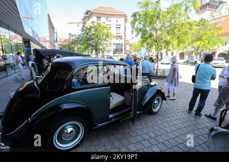 Am 4. Juni 2022 fand in Zagreb auf dem Europaplatz eine Oldtimer-Show statt. Zu Ehren des 110.. Jahrestags des Zagreb-Varazdin-Rennens organisierte der Oldtimer-Club Zagreb diese Ausstellung. Besucher hatten die Gelegenheit, ein Rennen der Alten auf den Straßen von Zagreb zu sehen. Foto: Zeljko Hladika/PIXSELL Stockfoto