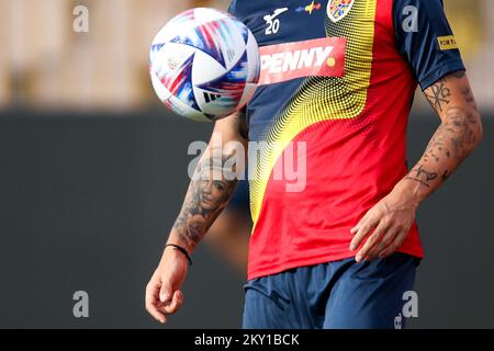 Sergiu Hanca aus Rumänien während eines Trainings im Bilino Polje Stadion am 6. Juni 2022 in Zenica, Bosnien und Herzegowina, vor dem Spiel der UEFA Nations League zwischen Bosnien und Herzegowina und Rumänien. Foto: Armin Durgut/PIXSELL Stockfoto