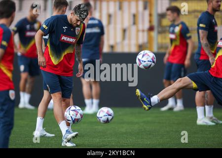 Andrei Ratiu aus Rumänien während eines Trainings im Bilino Polje Stadion am 6. Juni 2022 in Zenica, Bosnien und Herzegowina, vor dem Spiel der UEFA Nations League zwischen Bosnien und Herzegowina und Rumänien. Foto: Armin Durgut/PIXSELL Stockfoto