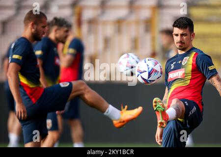 Sergiu Hanca aus Rumänien während eines Trainings im Bilino Polje Stadion am 6. Juni 2022 in Zenica, Bosnien und Herzegowina, vor dem Spiel der UEFA Nations League zwischen Bosnien und Herzegowina und Rumänien. Foto: Armin Durgut/PIXSELL Stockfoto