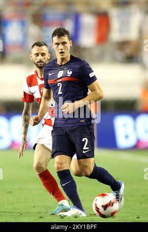 SPLIT, KROATIEN - 06. JUNI: Benjamin Pavard aus Frankreich kontrolliert einen Ball während der UEFA Nations League Ein Spiel der Gruppe 1 zwischen Kroatien und Frankreich im Stadion Poljud am 6. Juni 2022 in Split, Kroatien. Foto: Luka Stanzl/PIXSELL Stockfoto