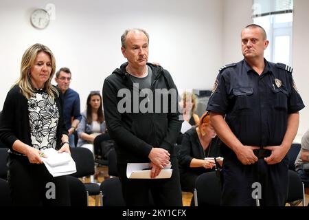 Harald Kopitz, der des Mordes an seinen drei Kindern beschuldigt wird, hört sich das Urteil des Gemeindestrafgerichts in Zagreb, Kroatien, am 7. Juni 2022 an. Ein 56-jähriger Österreicher tötete seine drei Kinder Ende September letzten Jahres in seiner Wohnung in Zagreb. Das Gericht befand Harald Kopitz des Mordes an Kindern für schuldig und verurteilte ihn zu 50 Jahren Gefängnis. Foto: Goran Stanzl/PIXSELL Stockfoto