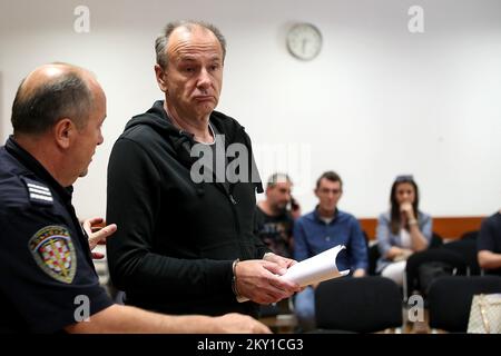 Harald Kopitz, der des Mordes an seinen drei Kindern beschuldigt wird, hört sich das Urteil des Gemeindestrafgerichts in Zagreb, Kroatien, am 7. Juni 2022 an. Ein 56-jähriger Österreicher tötete seine drei Kinder Ende September letzten Jahres in seiner Wohnung in Zagreb. Das Gericht befand Harald Kopitz des Mordes an Kindern für schuldig und verurteilte ihn zu 50 Jahren Gefängnis. Foto: Goran Stanzl/PIXSELL Stockfoto