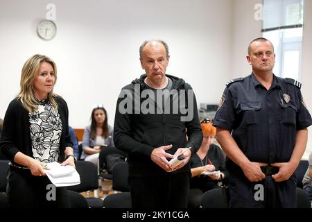 Harald Kopitz, der des Mordes an seinen drei Kindern beschuldigt wird, hört sich das Urteil des Gemeindestrafgerichts in Zagreb, Kroatien, am 7. Juni 2022 an. Ein 56-jähriger Österreicher tötete seine drei Kinder Ende September letzten Jahres in seiner Wohnung in Zagreb. Das Gericht befand Harald Kopitz des Mordes an Kindern für schuldig und verurteilte ihn zu 50 Jahren Gefängnis. Foto: Goran Stanzl/PIXSELL Stockfoto