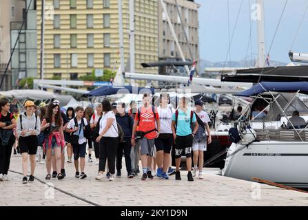 Bewölktes Wetter hat die Touristengruppen, die am 9. Juni 2022 die Sehenswürdigkeiten der Stadt in Sibenik, Kroatien, besuchen, nicht gestört. Nach zwei Vorsaison-Pandemien gibt dieses Jahr Hoffnung auf das Wachstum der Touristenzahlen. Foto: Dusko Jaramaz/PIXSELL Stockfoto