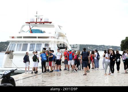 Bewölktes Wetter hat die Touristengruppen, die am 9. Juni 2022 die Sehenswürdigkeiten der Stadt in Sibenik, Kroatien, besuchen, nicht gestört. Nach zwei Vorsaison-Pandemien gibt dieses Jahr Hoffnung auf das Wachstum der Touristenzahlen. Foto: Dusko Jaramaz/PIXSELL Stockfoto