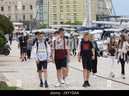 Bewölktes Wetter hat die Touristengruppen, die am 9. Juni 2022 die Sehenswürdigkeiten der Stadt in Sibenik, Kroatien, besuchen, nicht gestört. Nach zwei Vorsaison-Pandemien gibt dieses Jahr Hoffnung auf das Wachstum der Touristenzahlen. Foto: Dusko Jaramaz/PIXSELL Stockfoto