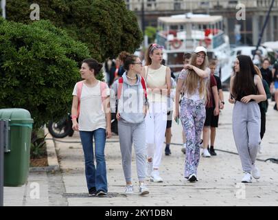 Bewölktes Wetter hat die Touristengruppen, die am 9. Juni 2022 die Sehenswürdigkeiten der Stadt in Sibenik, Kroatien, besuchen, nicht gestört. Nach zwei Vorsaison-Pandemien gibt dieses Jahr Hoffnung auf das Wachstum der Touristenzahlen. Foto: Dusko Jaramaz/PIXSELL Stockfoto