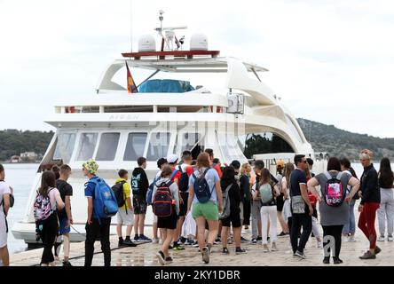 Bewölktes Wetter hat die Touristengruppen, die am 9. Juni 2022 die Sehenswürdigkeiten der Stadt in Sibenik, Kroatien, besuchen, nicht gestört. Nach zwei Vorsaison-Pandemien gibt dieses Jahr Hoffnung auf das Wachstum der Touristenzahlen. Foto: Dusko Jaramaz/PIXSELL Stockfoto