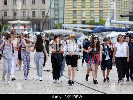 Bewölktes Wetter hat die Touristengruppen, die am 9. Juni 2022 die Sehenswürdigkeiten der Stadt in Sibenik, Kroatien, besuchen, nicht gestört. Nach zwei Vorsaison-Pandemien gibt dieses Jahr Hoffnung auf das Wachstum der Touristenzahlen. Foto: Dusko Jaramaz/PIXSELL Stockfoto