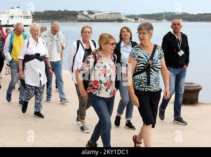 Bewölktes Wetter hat die Touristengruppen, die am 9. Juni 2022 die Sehenswürdigkeiten der Stadt in Sibenik, Kroatien, besuchen, nicht gestört. Nach zwei Vorsaison-Pandemien gibt dieses Jahr Hoffnung auf das Wachstum der Touristenzahlen. Foto: Dusko Jaramaz/PIXSELL Stockfoto